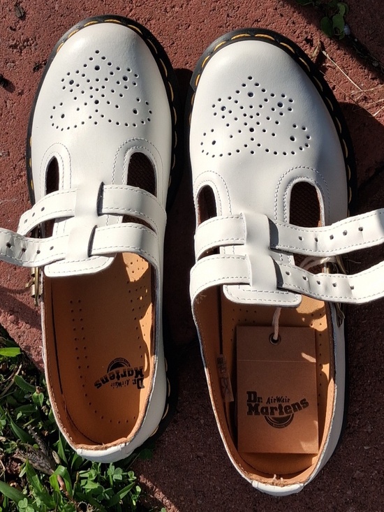Dr. Martens Shoes - NWT Dr. Martens White Leather Mary Jane T-Strap Shoes Size 7 Wingtip Brogue